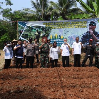 Tingkatkan Ketahanan Pangan , Dandim 0613/Ciamis Lakukan Penanaman Jagung di Baregbeg