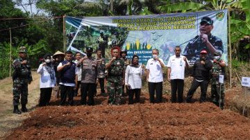 Tingkatkan Ketahanan Pangan , Dandim 0613/Ciamis Lakukan Penanaman Jagung di Baregbeg