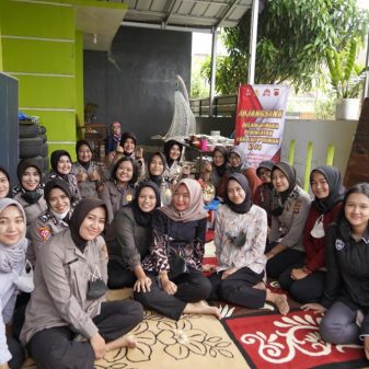Sambut Hari Jadi Ke-74 Polwan Polres Tasikmalaya Kota Anjangsana Kepada Purna Polwan