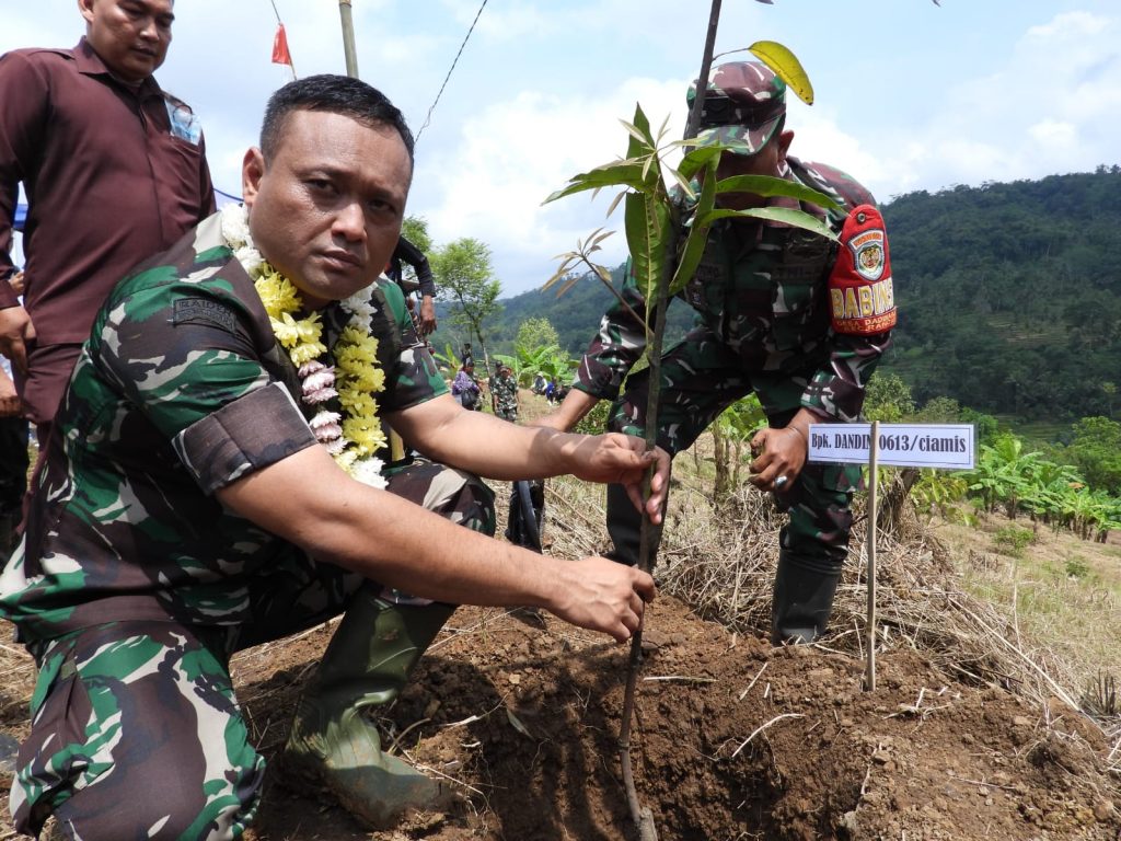 Dandim 0613/Ciamis Bersama Warga Dadiharja Hijaukan Puncak Bakom