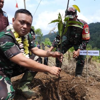 Dandim 0613/Ciamis Bersama Warga Dadiharja Hijaukan Puncak Bakom