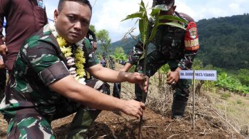Dandim 0613/Ciamis Bersama Warga Dadiharja Hijaukan Puncak Bakom