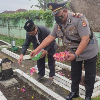 Polsek Cikajang  Giat Tabur Bunga di Taman Makam Pahlwan Batu Wangi