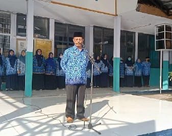 Laksanakan Upacara HUT RI ke 77, Kepsek SMP Negeri 2 Baleendah Ajak Siswa Tekun Belajar