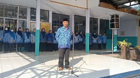 Laksanakan Upacara HUT RI ke 77, Kepsek SMP Negeri 2 Baleendah Ajak Siswa Tekun Belajar