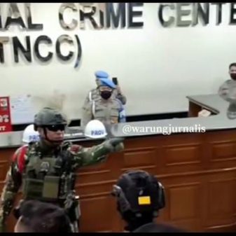 Viral !! Anggota Brimob Bentak Wartawan Saat Hendak Liputan Sidang Kode Etik Ferdi Sambo
