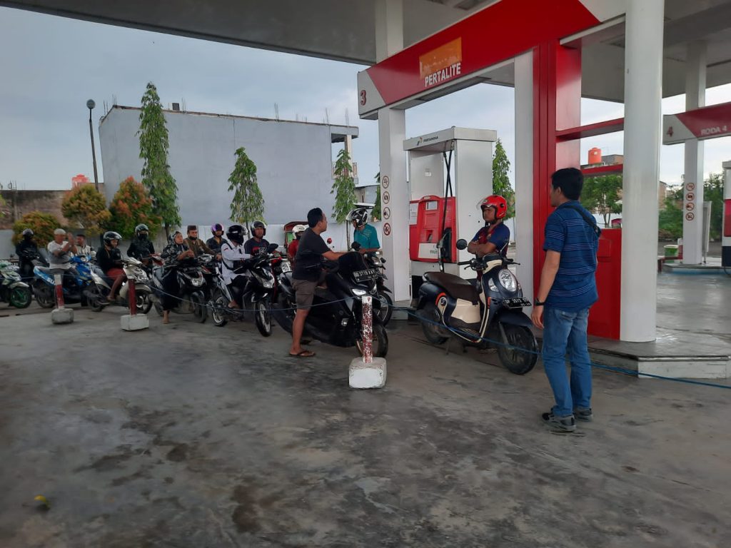 Gerak Cepat Personil Polsek Watang Sawitto Pantau Pengisian BBM di Sejumlah SPBU