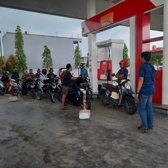 Gerak Cepat Personil Polsek Watang Sawitto Pantau Pengisian BBM di Sejumlah SPBU