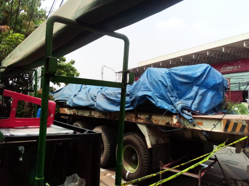 Lakalantas Flyover Kranji, Diduga Mengantuk Sopir Truk Tronton Lepas Kendali Tabrak Masyarakat