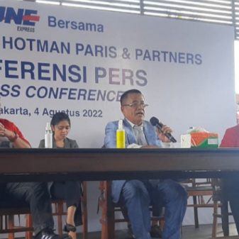 JNE Gelar Konferensi pers Terkait Beras Banpres yang Di Timbun Di Depok