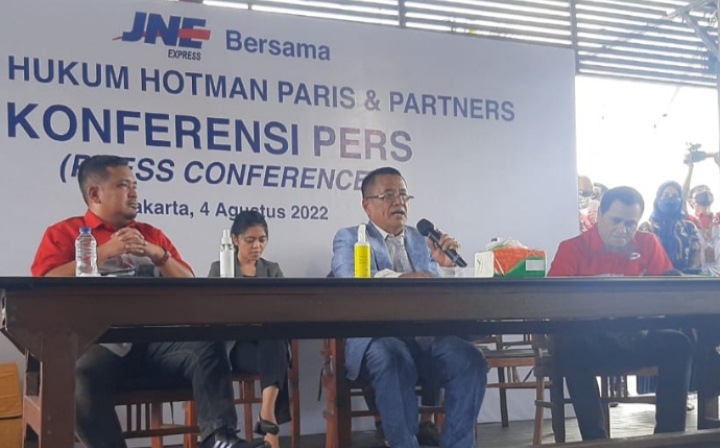 JNE Gelar Konferensi pers Terkait Beras Banpres yang Di Timbun Di Depok