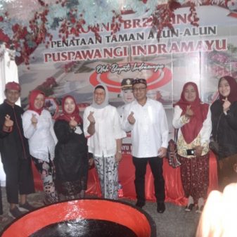 Bupati Indramayu Sukses Pembagian 10 Juta Bendera Merah Putih