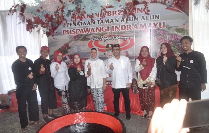 Bupati Indramayu Sukses Pembagian 10 Juta Bendera Merah Putih