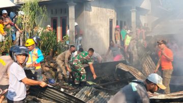 Diduga Lupa Matikan Kompor, 3 Unit Rumah Di Danga Dilalap Api