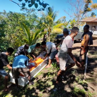 Polisi Dan Babinsa Koramil 01 Bajawa Evakuasi Penemuan Mayat