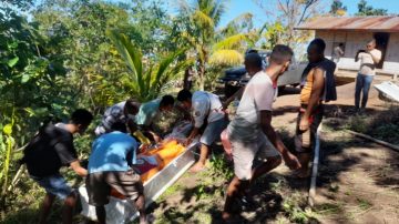 Polisi Dan Babinsa Koramil 01 Bajawa Evakuasi Penemuan Mayat