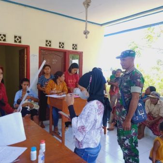 Babinsa Koramil 05 Aesesa Nagekeo Dampingi Posyandu Balita