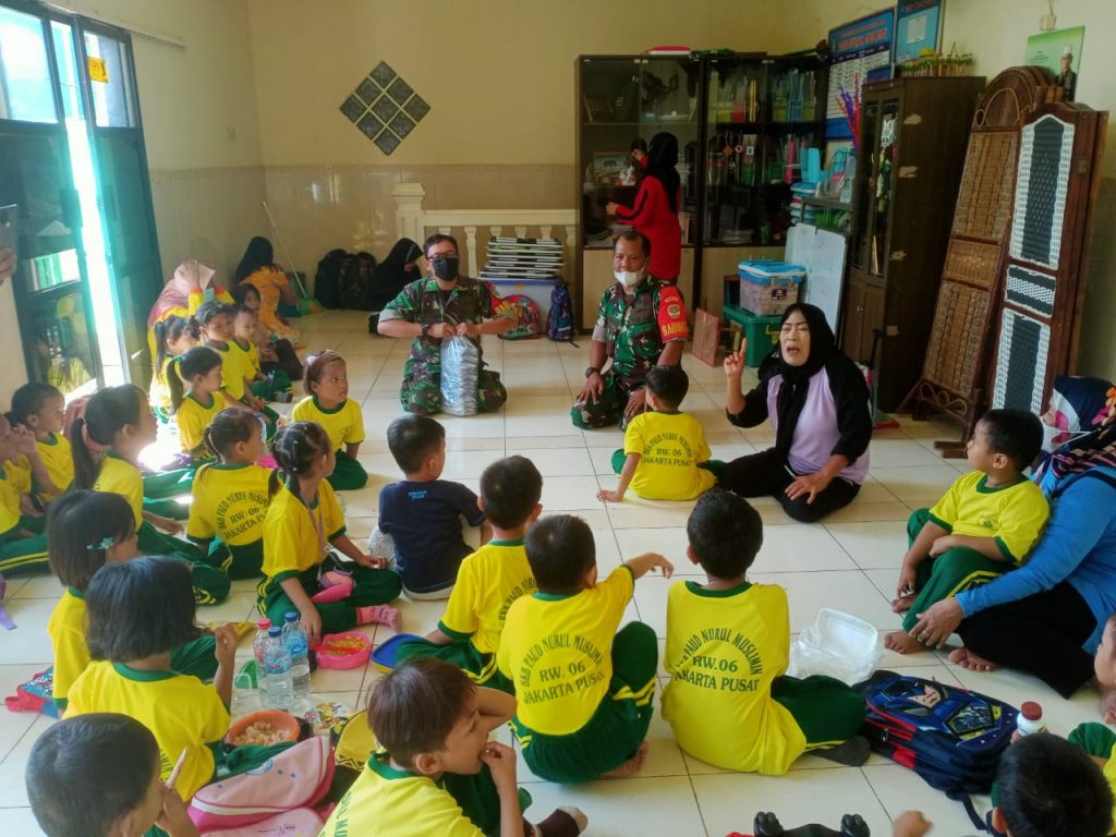 Babinsa Koramil Johar Baru Edukasi Masyarakat di Kampung Pancasila