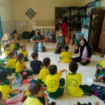 Babinsa Koramil Johar Baru Edukasi Masyarakat di Kampung Pancasila