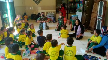 Babinsa Koramil Johar Baru Edukasi Masyarakat di Kampung Pancasila