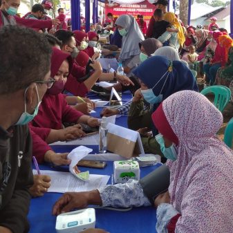 Peduli Dampak APG Semeru, Perawat Cek Kesehatan Warga
