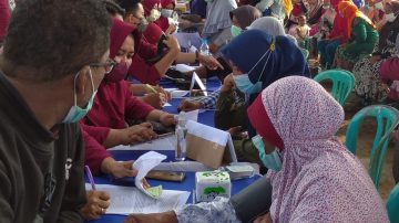 Peduli Dampak APG Semeru, Perawat Cek Kesehatan Warga