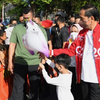 Momen Presiden RI Jalan Santai Bersama Jan Ethes