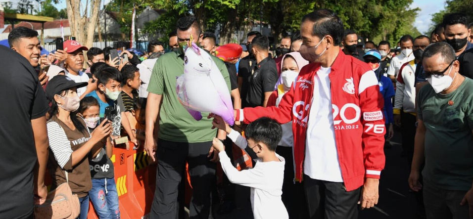 Momen Presiden RI Jalan Santai Bersama Jan Ethes
