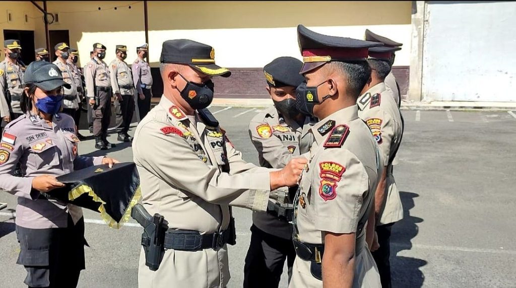Lantik Kasiwas, Kapolres Ngada Pimpin Serah Terima Dua Kapolsek