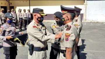 Lantik Kasiwas, Kapolres Ngada Pimpin Serah Terima Dua Kapolsek