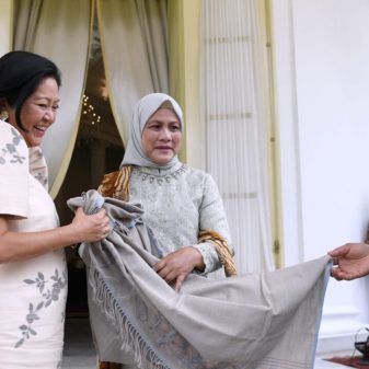 Ibu Iriana Ajak Istri Presiden Filipina Melihat Pameran Kain Asli Suku Badui
