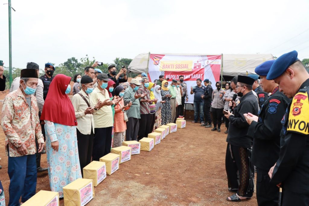 Tinjau Mako Batalyon D Pelopor Sat Brimob, Kapolda Jabar Berikan Bantuan Sosial Kepada Warga Setempat.