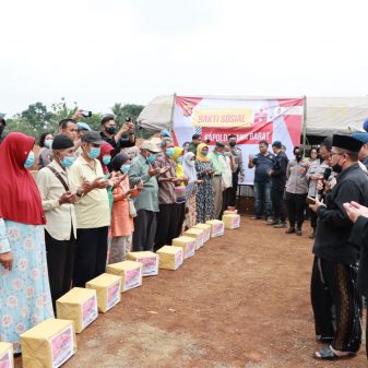 Tinjau Mako Batalyon D Pelopor Sat Brimob, Kapolda Jabar Berikan Bantuan Sosial Kepada Warga Setempat. 