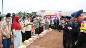 Tinjau Mako Batalyon D Pelopor Sat Brimob, Kapolda Jabar Berikan Bantuan Sosial Kepada Warga Setempat. 