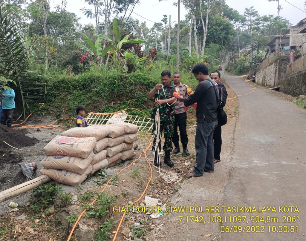 Sinergi Bhabinkamtibmas, Babinsa dan Perangkat Desa Bugel, Cek Pembangunan Jalan Lingkungan