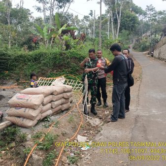 Sinergi Bhabinkamtibmas, Babinsa dan Perangkat Desa Bugel, Cek Pembangunan Jalan Lingkungan