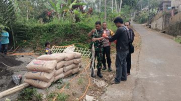Sinergi Bhabinkamtibmas, Babinsa dan Perangkat Desa Bugel, Cek Pembangunan Jalan Lingkungan 
