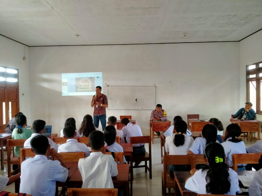 BKKBN Gandeng Bhabinkamtibmas Lakukan Penyuluhan PIK Remaja Di SMAN 1 Sabu Tengah