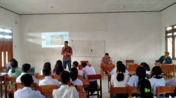BKKBN Gandeng Bhabinkamtibmas Lakukan Penyuluhan PIK Remaja Di SMAN 1 Sabu Tengah