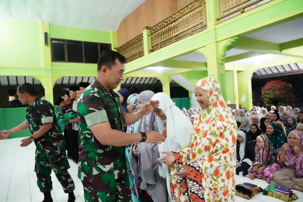 Silaturahmi Ke Pondok Pesantren, Pangdam III/Siliwangi Berikan Bantuan Perlengkapan Ibadah dan Alat Mandi