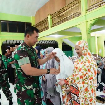 Silaturahmi Ke Pondok Pesantren, Pangdam III/Siliwangi Berikan Bantuan Perlengkapan Ibadah dan Alat Mandi