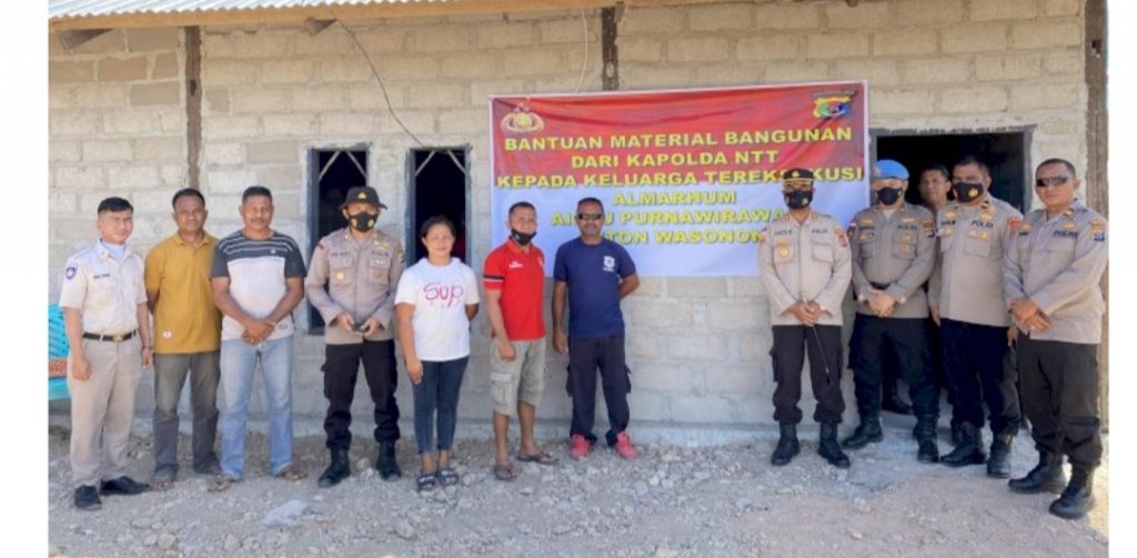 Lakukan Aksi Peduli, Kapolda NTT Berikan Bantuan Kepada Sala Satu Keluarga Di Sabu Raijua