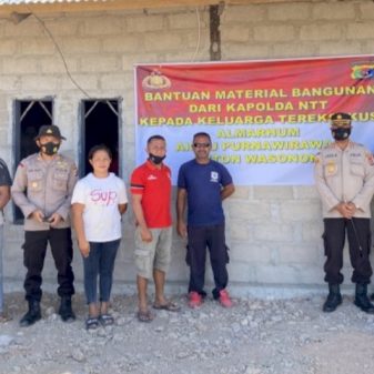 Lakukan Aksi Peduli, Kapolda NTT Berikan Bantuan Kepada Sala Satu Keluarga Di Sabu Raijua 
