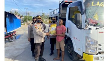 Pasca Kenaikan Harga BBM, Polres Sabu Raijua Adakan Aksi Sosial