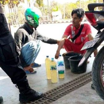 Viral !! Masyarakat Sabu Raijua Isi BBM yang Diduga Tercampur Air Di Sala Satu SPBU 