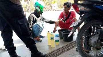 Viral !! Masyarakat Sabu Raijua Isi BBM yang Diduga Tercampur Air Di Sala Satu SPBU 