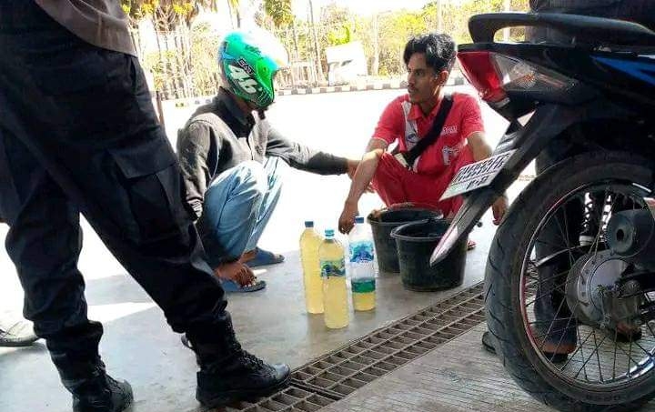 Viral !! Masyarakat Sabu Raijua Isi BBM yang Diduga Tercampur Air Di Sala Satu SPBU
