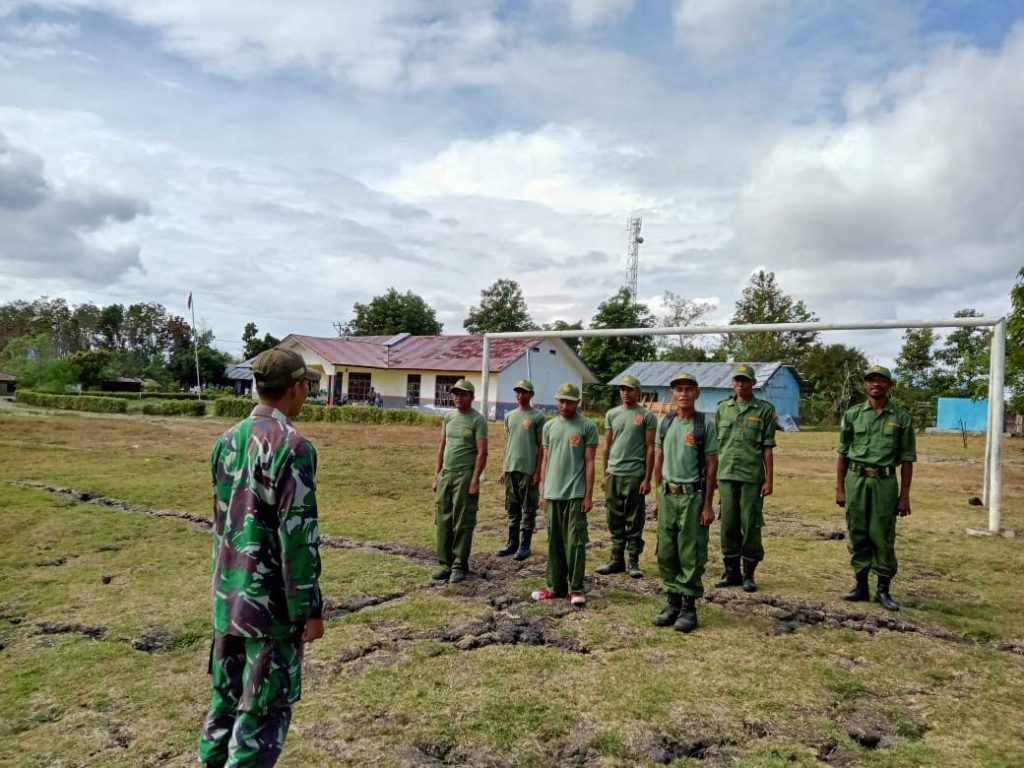 Bentuk Sikap Disiplin, Babinsa Koramil 01 Bajawa Latih PBB Linmas