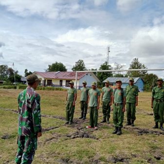 Bentuk Sikap Disiplin, Babinsa Koramil 01 Bajawa Latih PBB Linmas