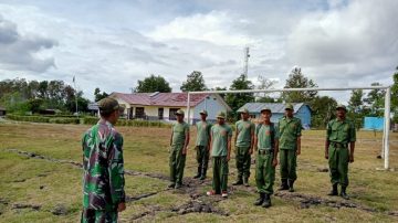 Bentuk Sikap Disiplin, Babinsa Koramil 01 Bajawa Latih PBB Linmas
